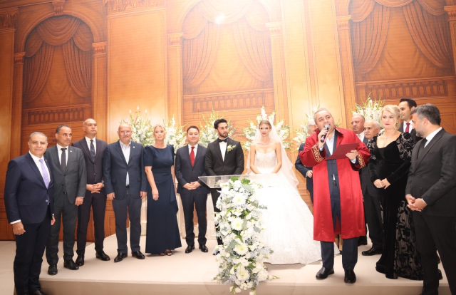 Ankara'da Siyaset ve İş Dünyasının Katıldığı Görkemli Düğün Ankara'da Siyaset ve İş Dünyasının Katıldığı Görkemli Düğün
