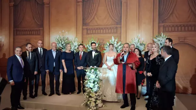 Ankara'da Siyaset ve İş Dünyasının Katıldığı Görkemli Düğün Ankara'da Siyaset ve İş Dünyasının Katıldığı Görkemli Düğün