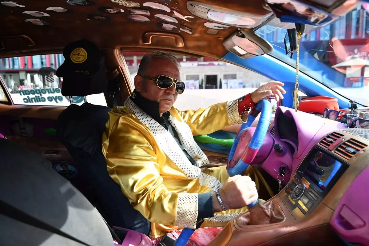 Tiran\'da Elvis Temalı Taksi Şoförü