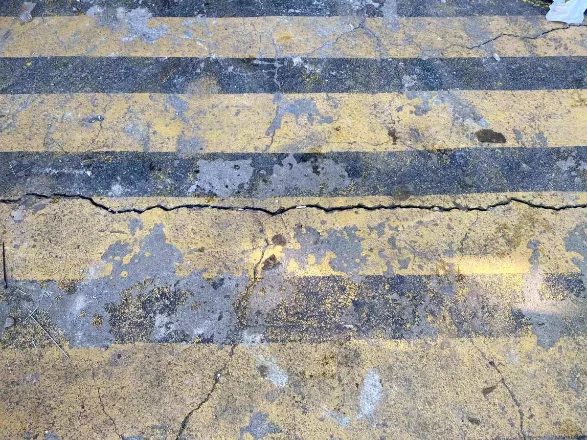 Binanın kolonları patladı, zeminde ise kayma ve çatlak var