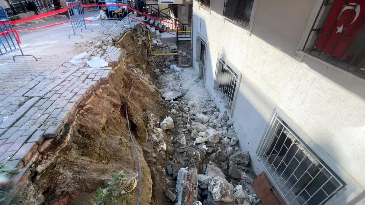 Avcılar\'da Kaldırım Çöktü, Yaralı Yok