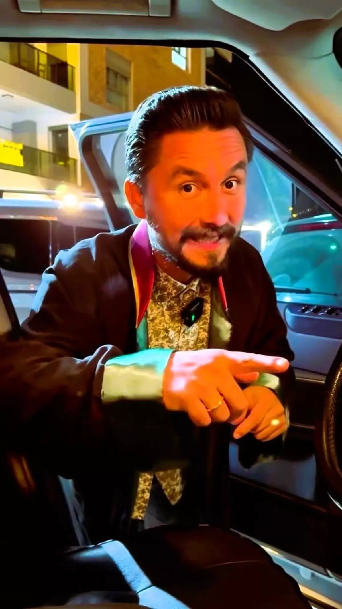 Avukat cübbesiyle kamera karşısına geçen galericinin başı dertte