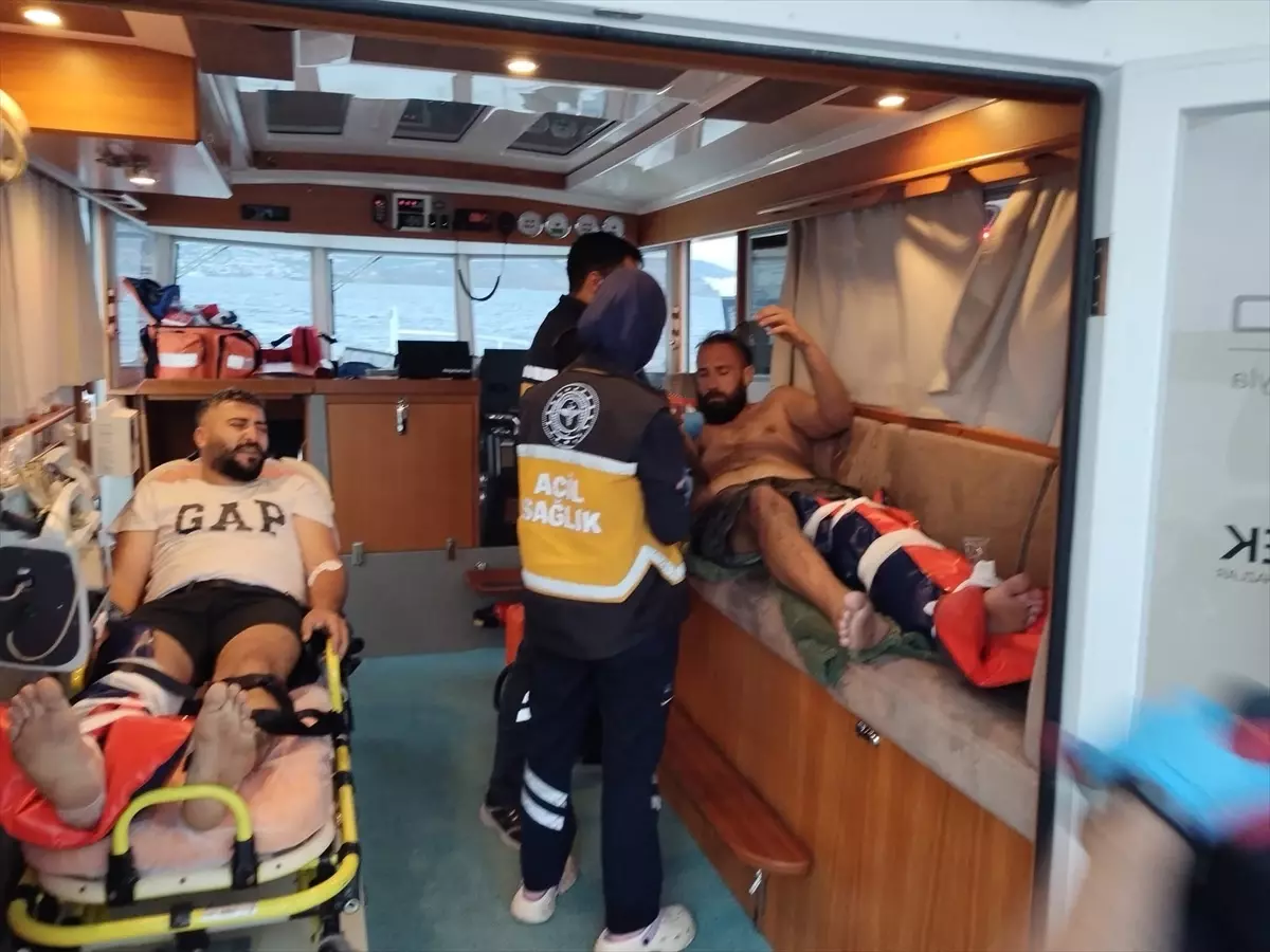 Bodrum\'da Lastik Bot Kayalıklara Çarptı