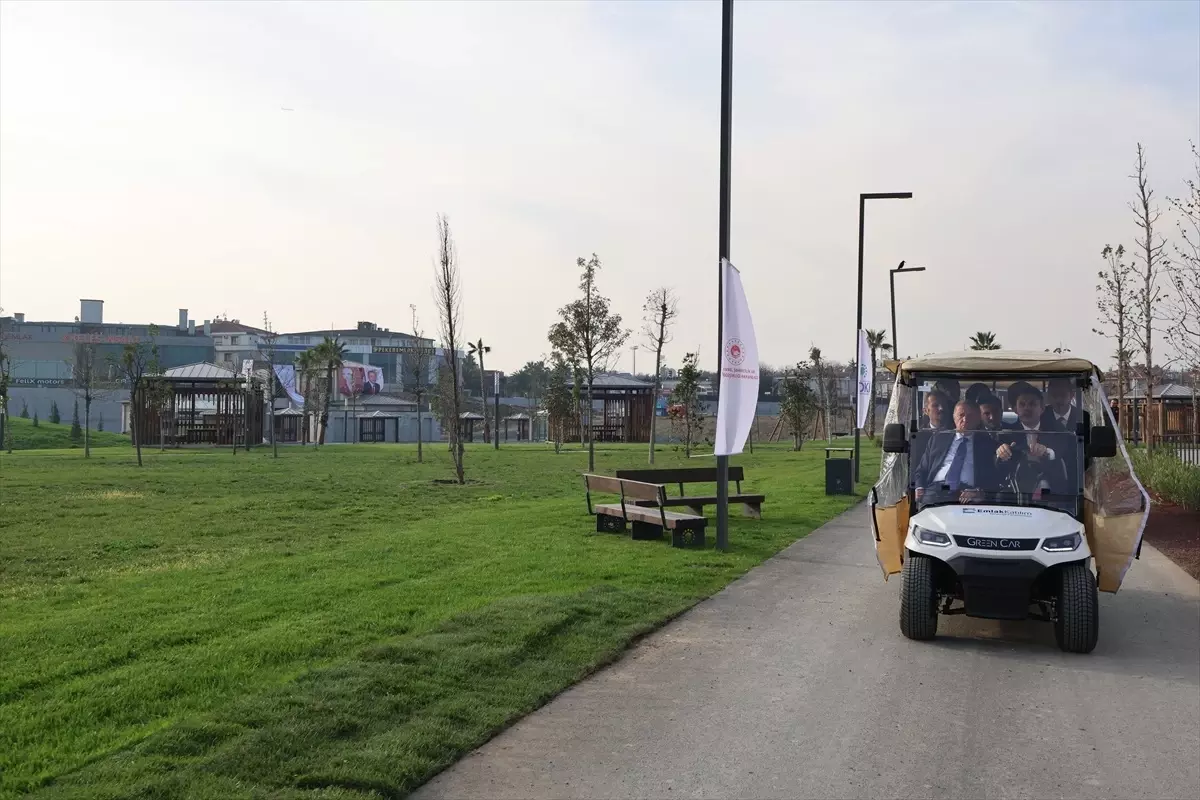 Cumhurbaşkanı Erdoğan, Atatürk Havalimanı Millet Bahçesi\'nde Usta Eller Sanatçıları Çarşısı\'nı ziyaret etti