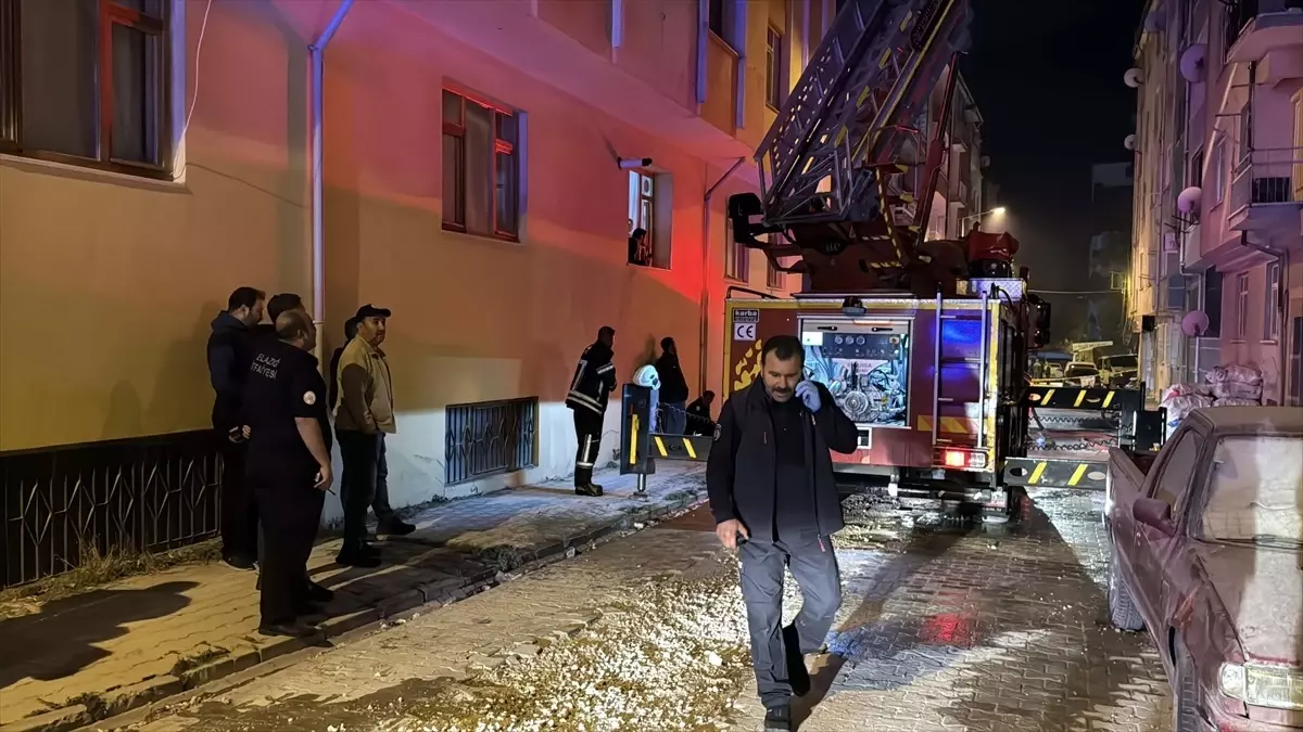 Elazığ\'da Çatı Katı Yangını