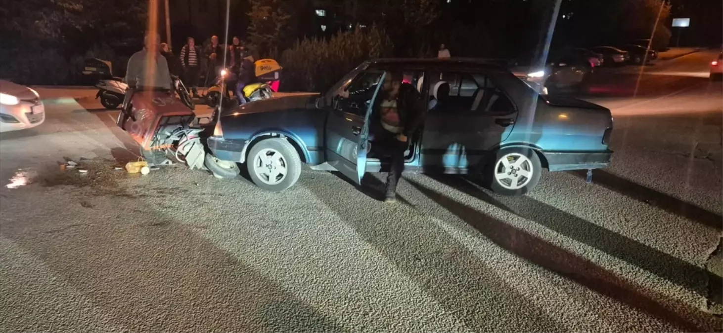 Eskişehir\'de Motosikletli Kurye Yaralandı