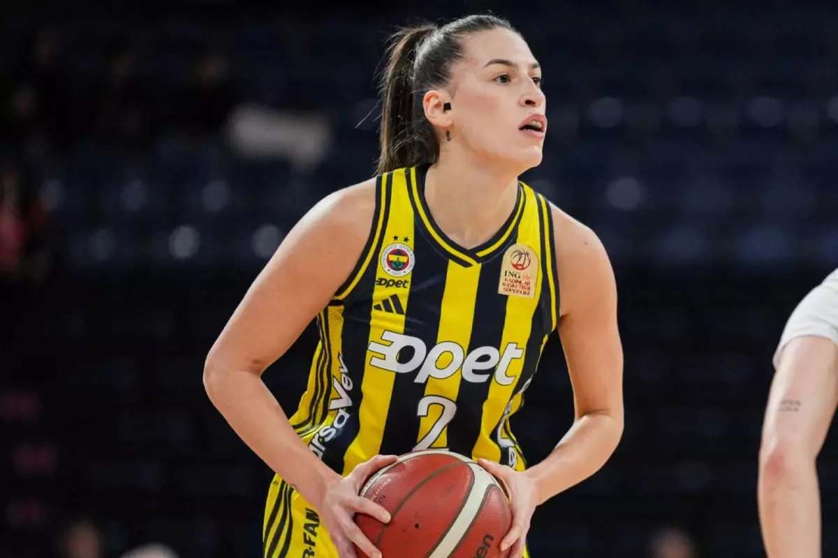 Fenerbahçeli Sevgi Uzun\'dan, Kadınlar Basketbol Süper Ligi\'nde 1000. sayı
