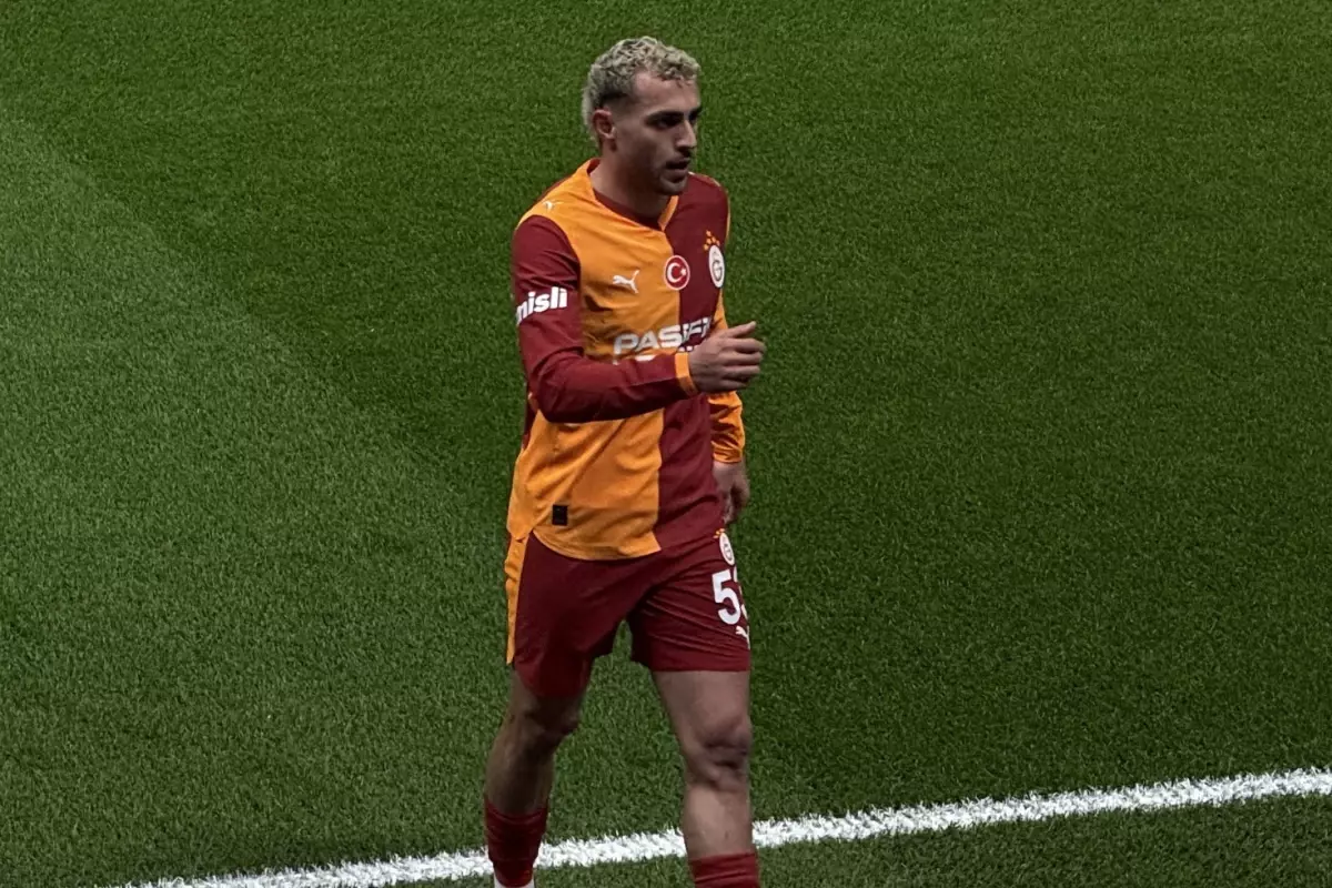 Galatasaray taraftarından Barış Alper Yılmaz\'a hem destek hem protesto