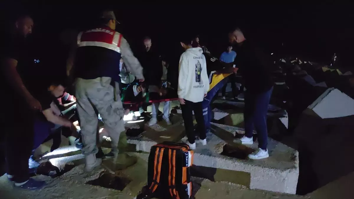 Denizde boğulma tehlikesi geçiren genç kız hastaneye kaldırıldı