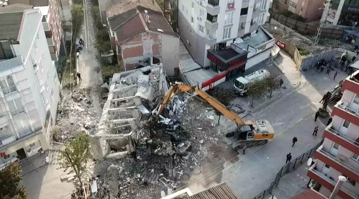 Gebze\'de Yıkılan Binanın Enkazı Kaldırılıyor