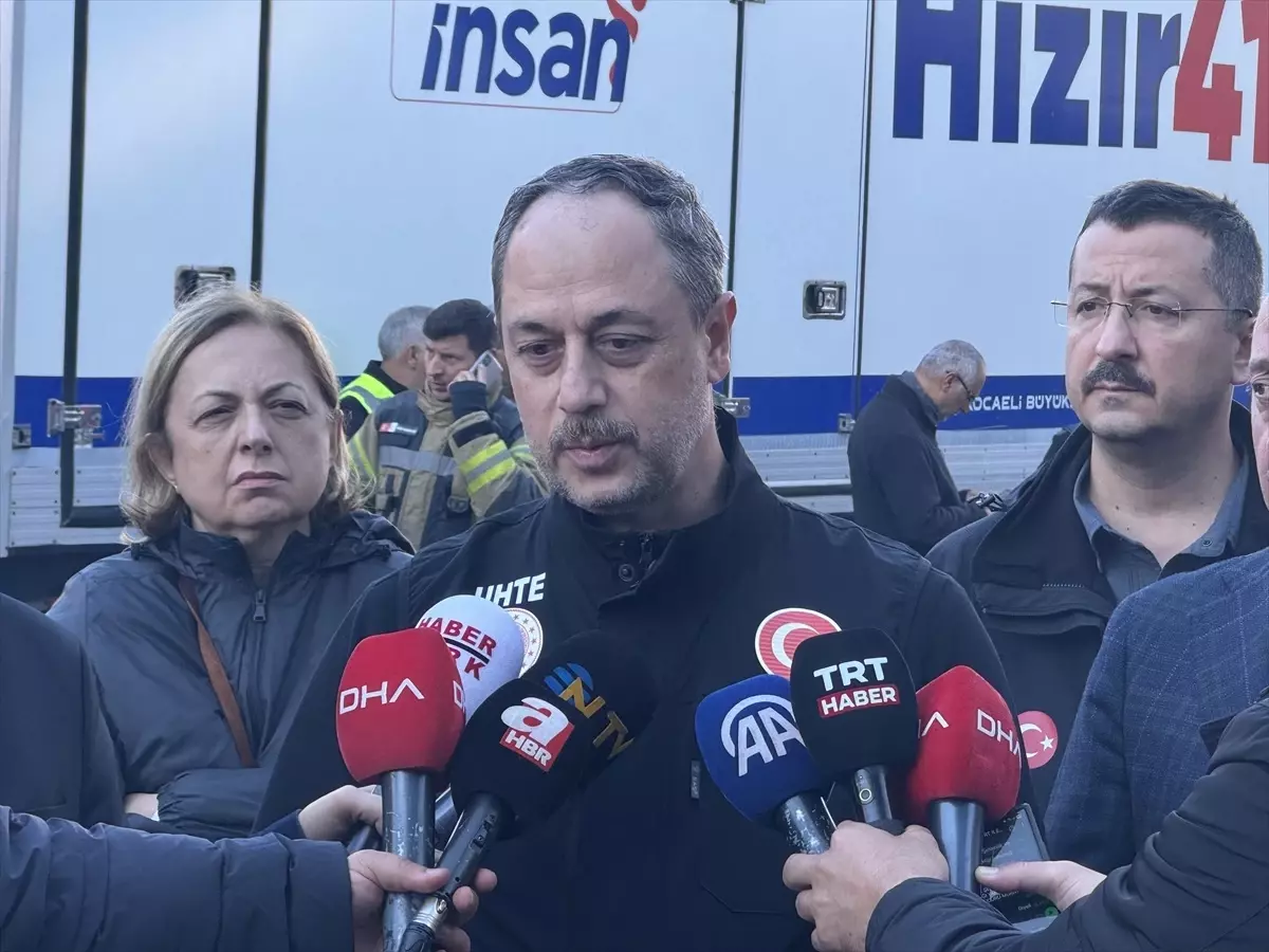 Gebze\'de Apartman Çöktü, Tedbirler Alınıyor