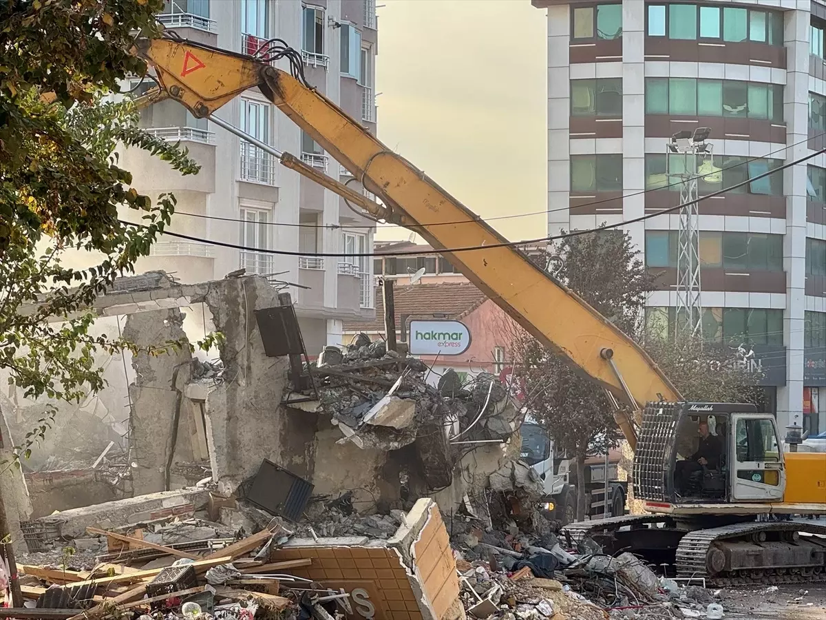 Gebze\'de Çöken Binanın Enkazı Kaldırılıyor