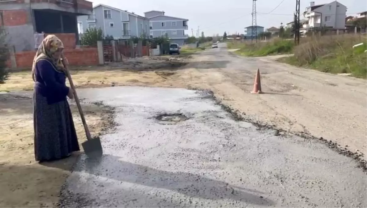 Tekirdağ\'da Vatandaş Bozuk Yolu Kendi İmkanlarıyla Onardı