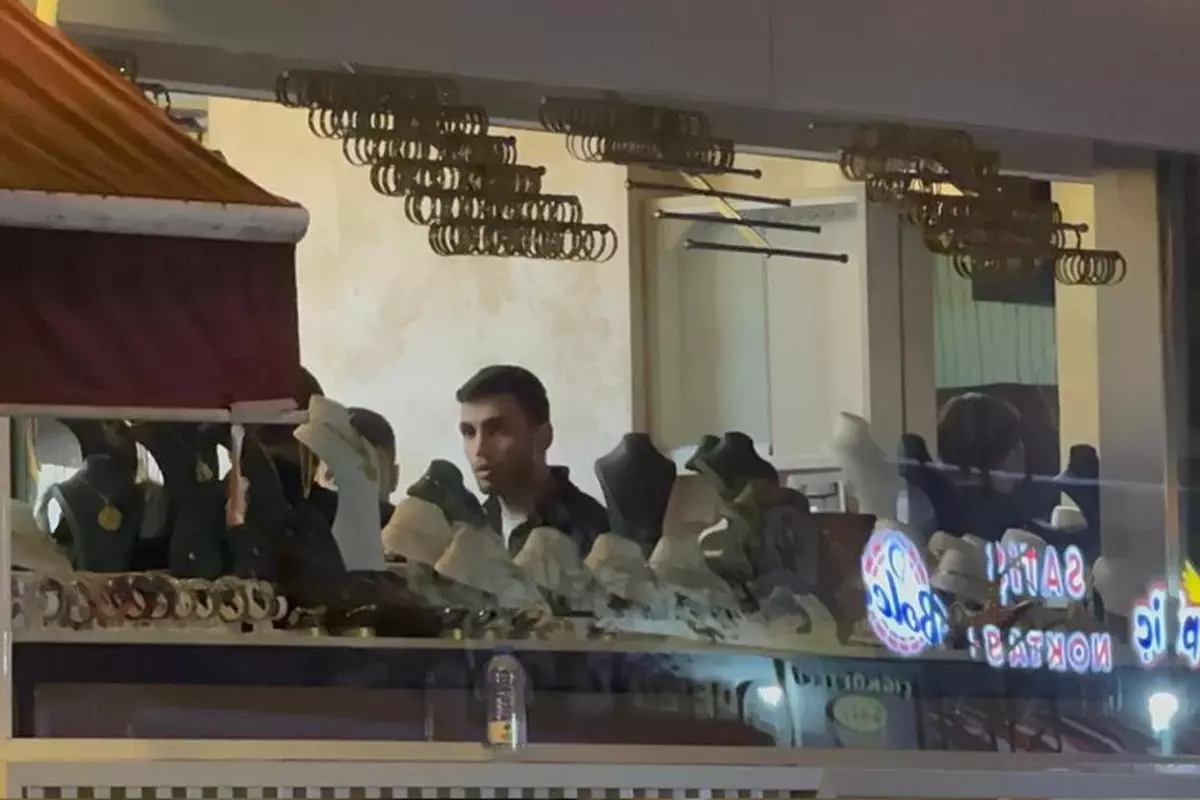 Kuyumcuda tahliye alarmı! Altınların peşine düştü, dakikalar içinde topladı