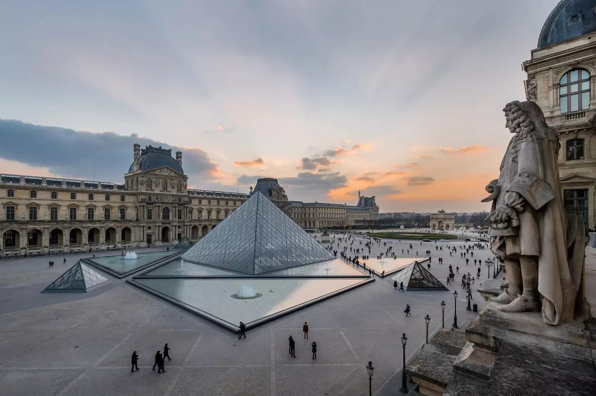 Louvre Müzesi\'nde Güvenlik Önlemleri Artırılıyor