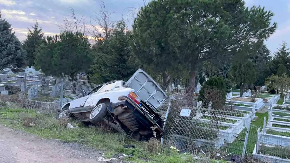 Çorlu\'da Alkollü Sürücü Mezarlığa Daldı