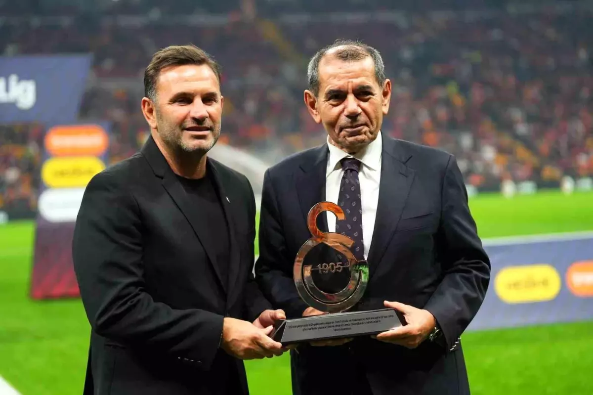 Okan Buruk\'a 100. Galibiyet Plaketi