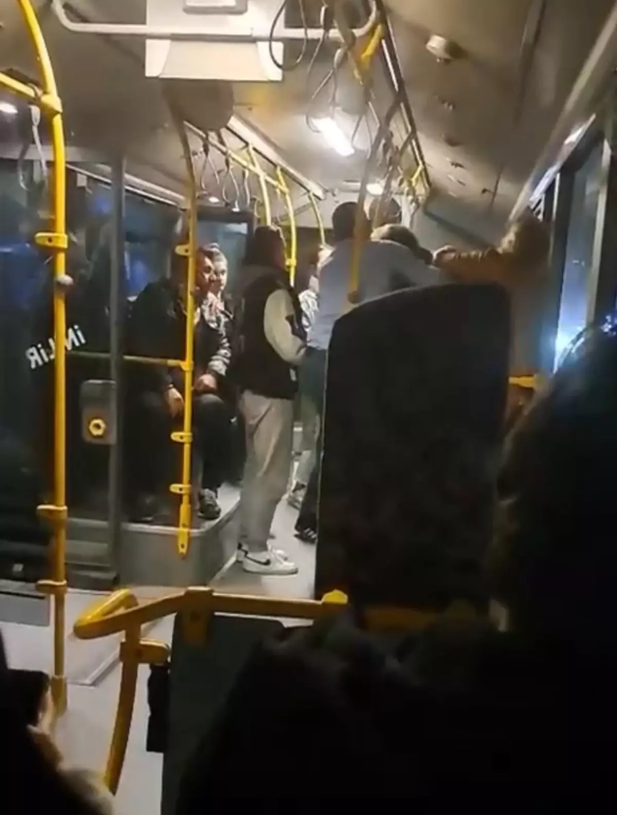 Otobüste yer kavgası! İki kadın yumruklaştı