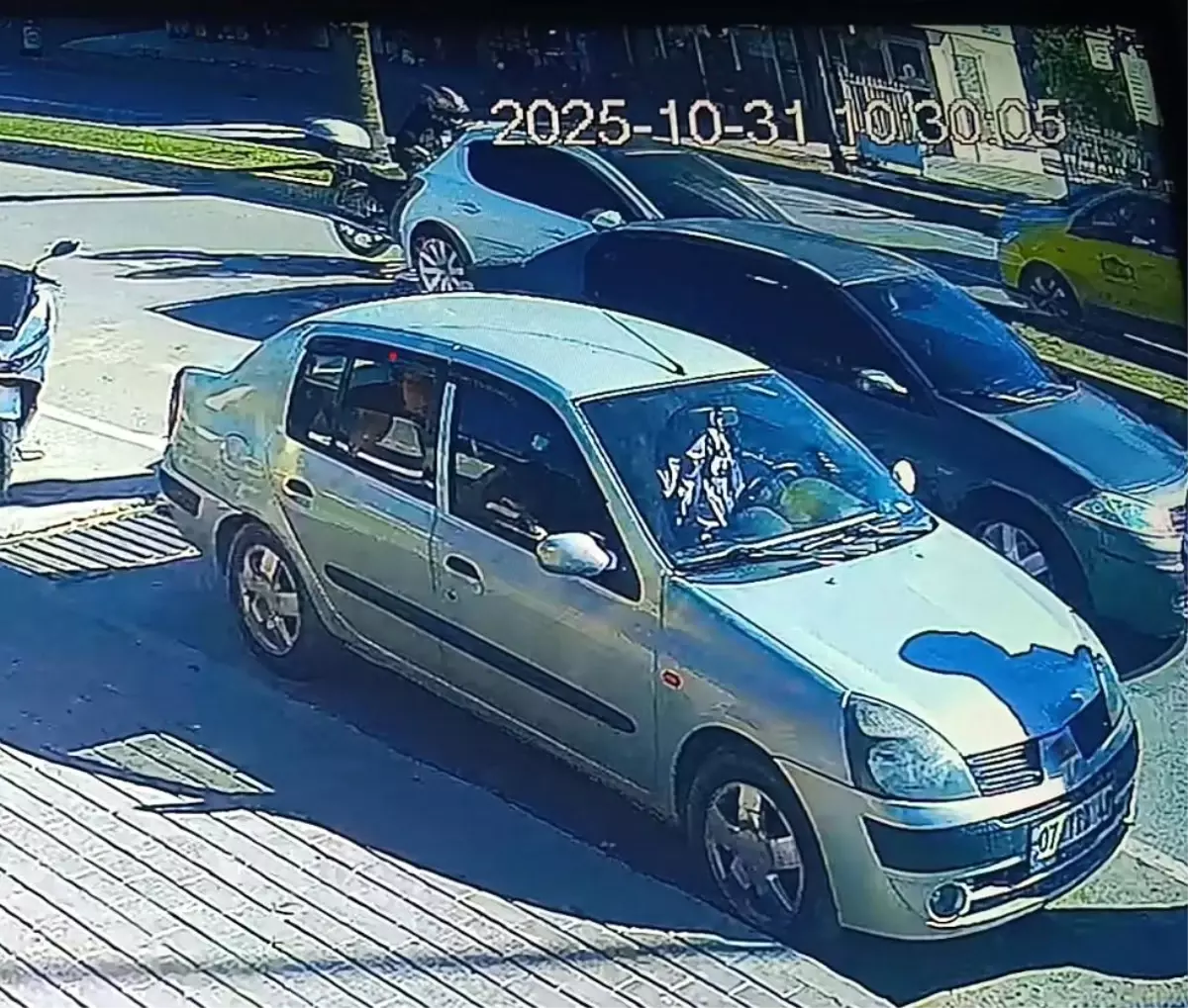 Antalya\'da Motosiklet Kazası: Yaralı Var