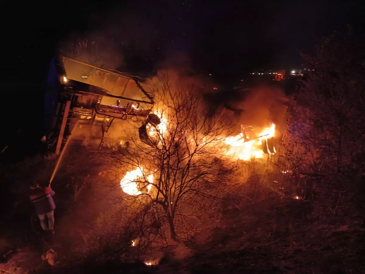 Bolu\'da TIR Yangını: Alkollü İçecek Yükü Küllere Döndü