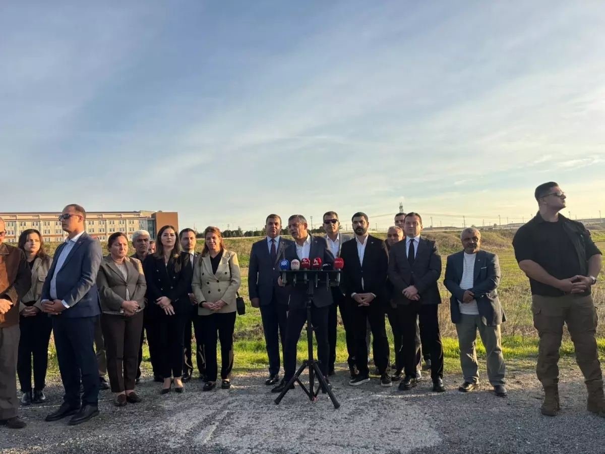 Özgür Özel, İmamoğlu\'nu Ziyaret Etti