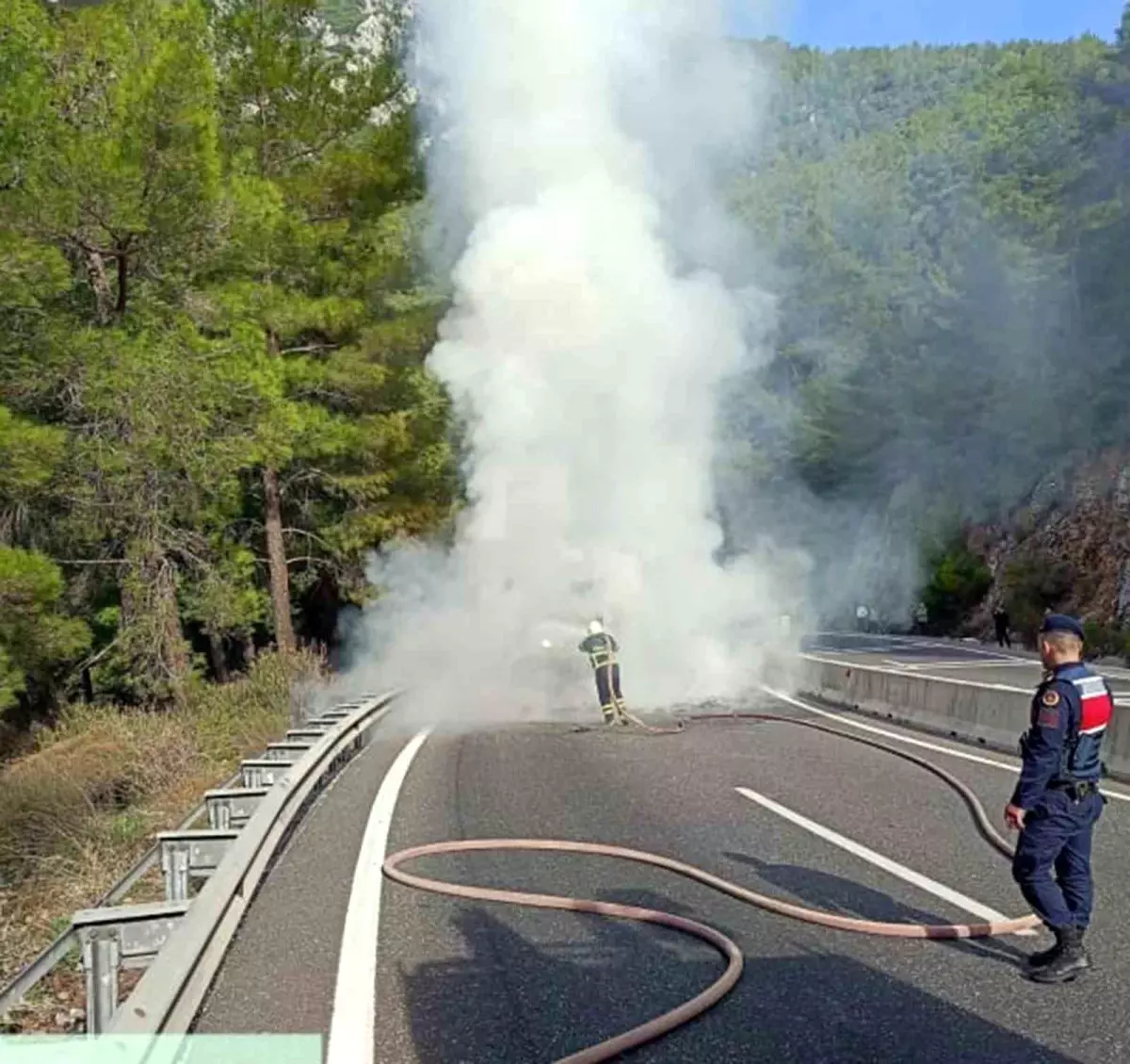 Gökova\'da Kamyon Yangını Yol Kapatıldı