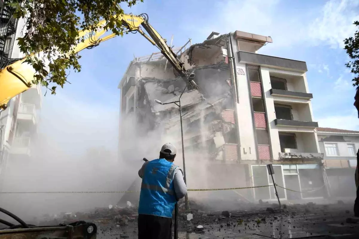 Balıkesir\'de Deprem Sonrası Yıkım ve Enkaz Kaldırma Çalışmaları Devam Ediyor