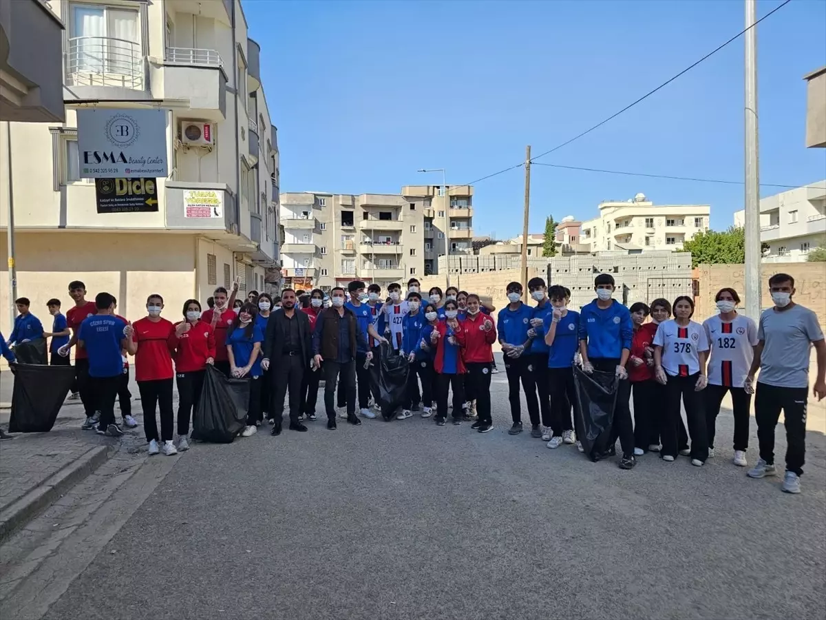 Cizre\'de Öğrencilerden Çevre Temizliği