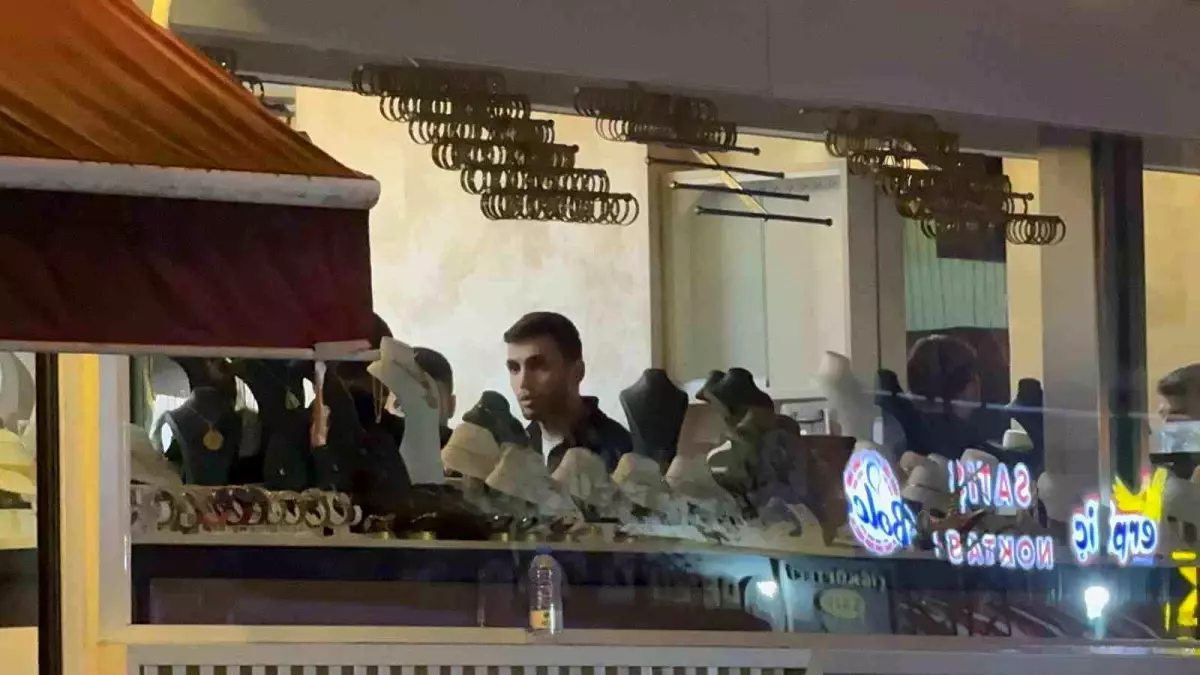 Kocaeli\'de Çöken Binanın Yakınında Kolon Çatladı, 16 Bina Tahliye Edildi