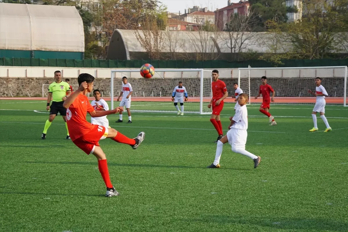 Roman Çocuklar Dostluk Maçı Yaptı