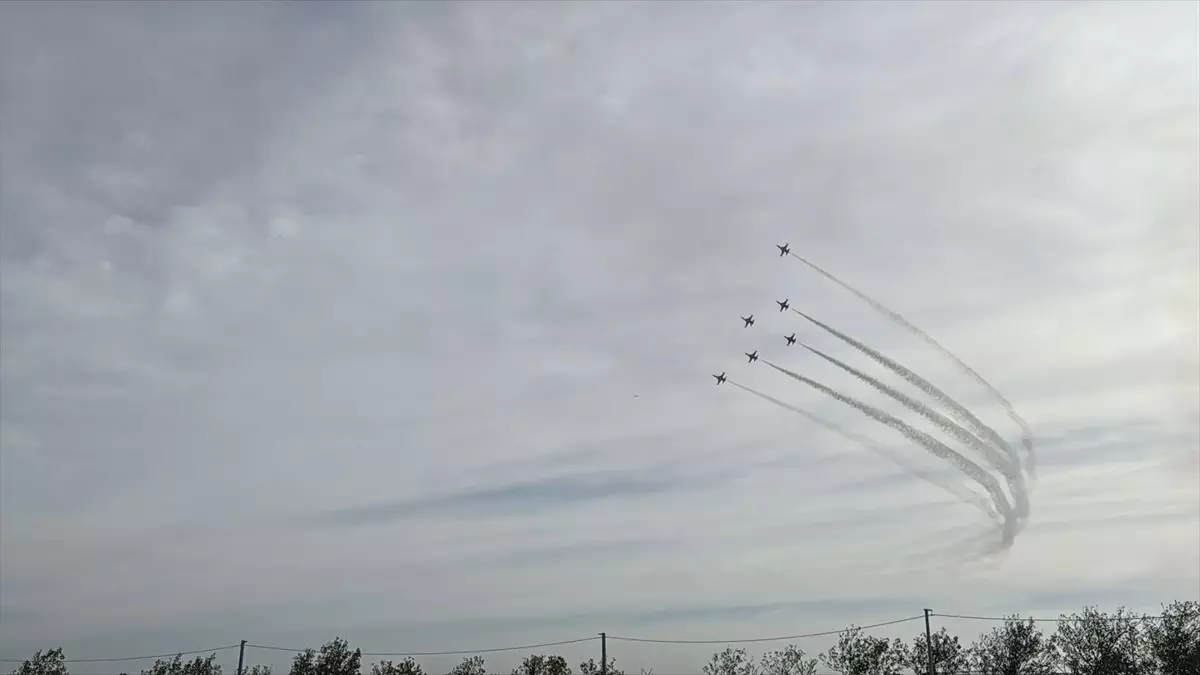 Türk Yıldızları Tekirdağ\'da Gösteri Uçuşu Gerçekleştirdi