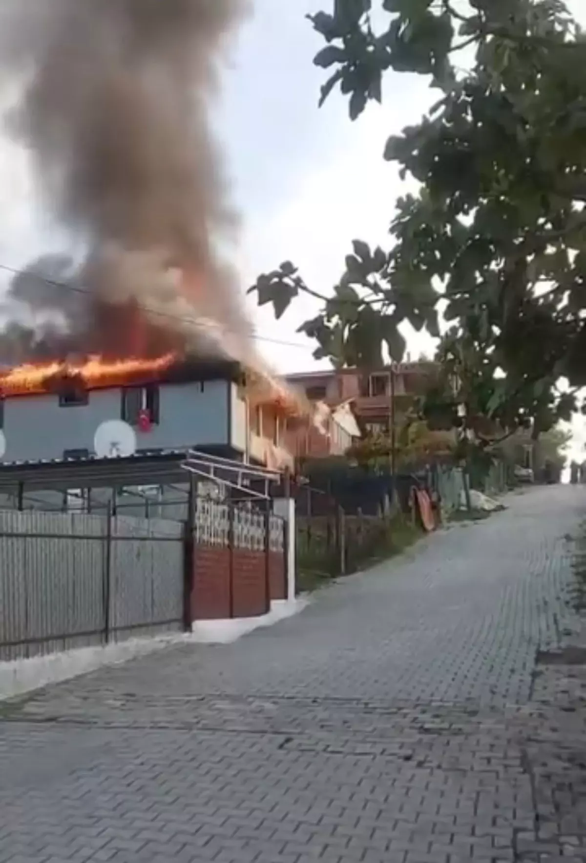 Yalova\'da Çatı Yangını: Ev Kullanılamaz Hale Geldi