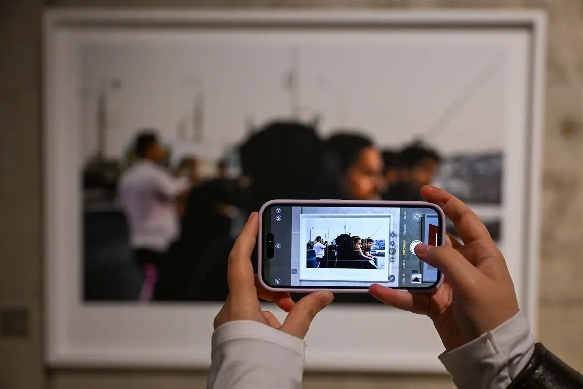 Zeki Demirkubuz\'un Yalnızlık Temalı Fotoğraf Sergisi