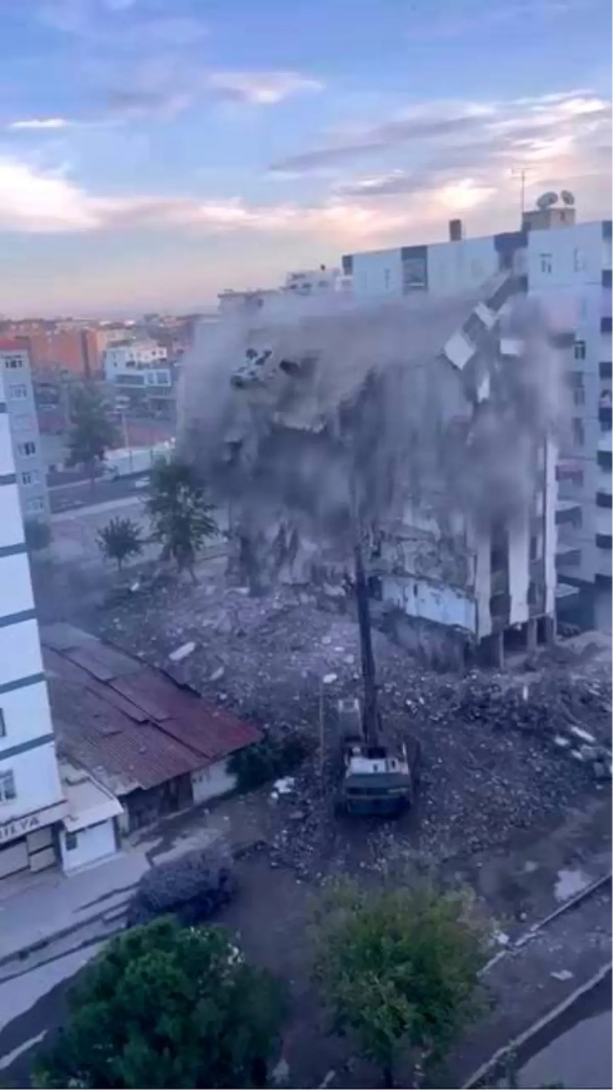 Diyarbakır\'da Yıkılan Bina