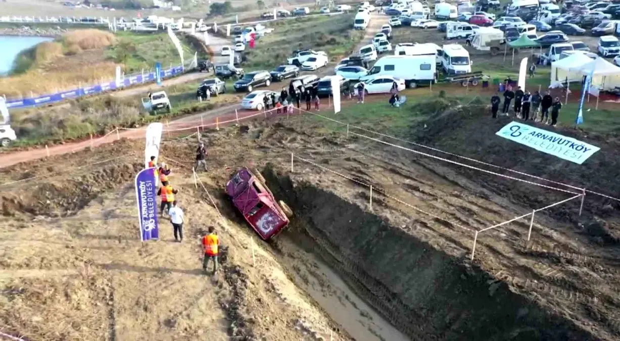 İstanbul\'da Off-Road Şenliği\'nde Araç Takla Attı