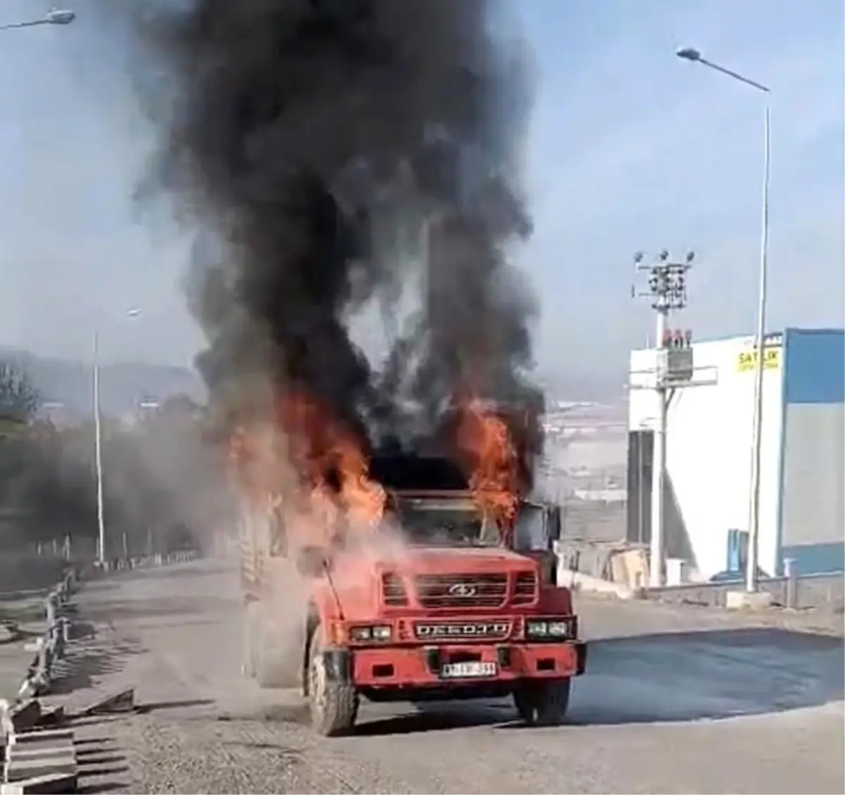 Düzce\'de İki Kamyon Yandı