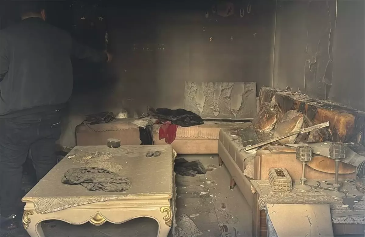 Başakşehir\'de Yangın: 2 Yaralı