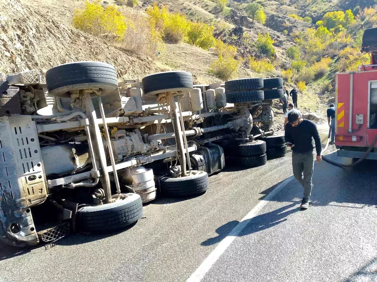 Sason\'da Asfalt Yüklü Kamyon Kaza Yaptı