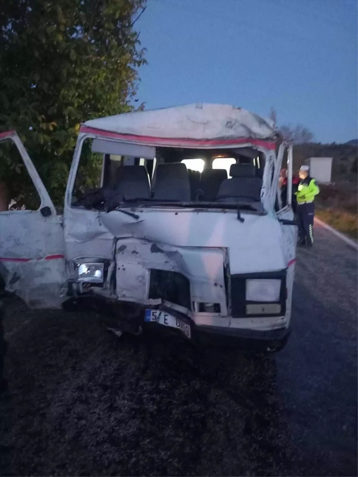 Traktör-Minibüs Çarpıştı: 3 Yaralı