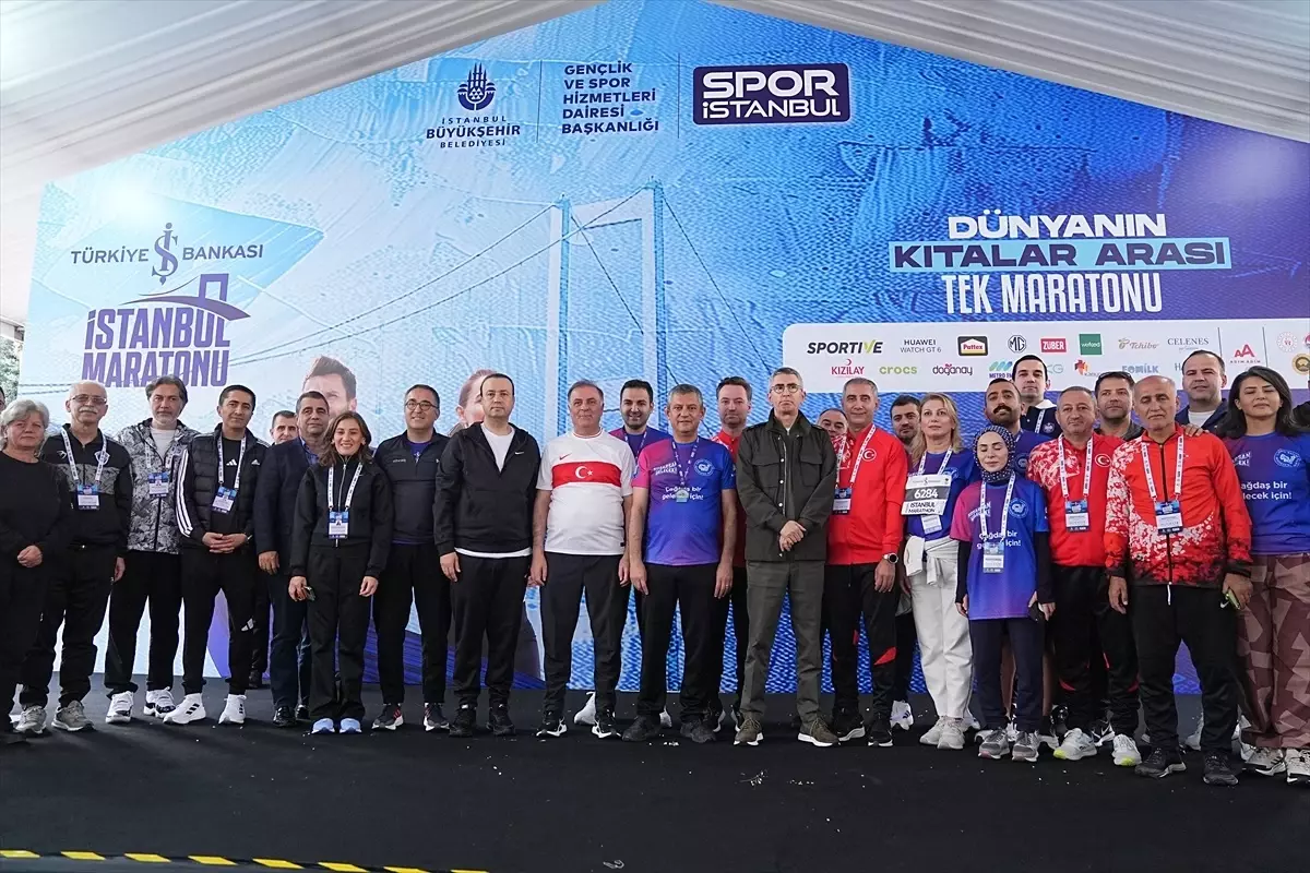 Özgür Özel İstanbul Maratonu\'nda Ödül Törenine Katıldı