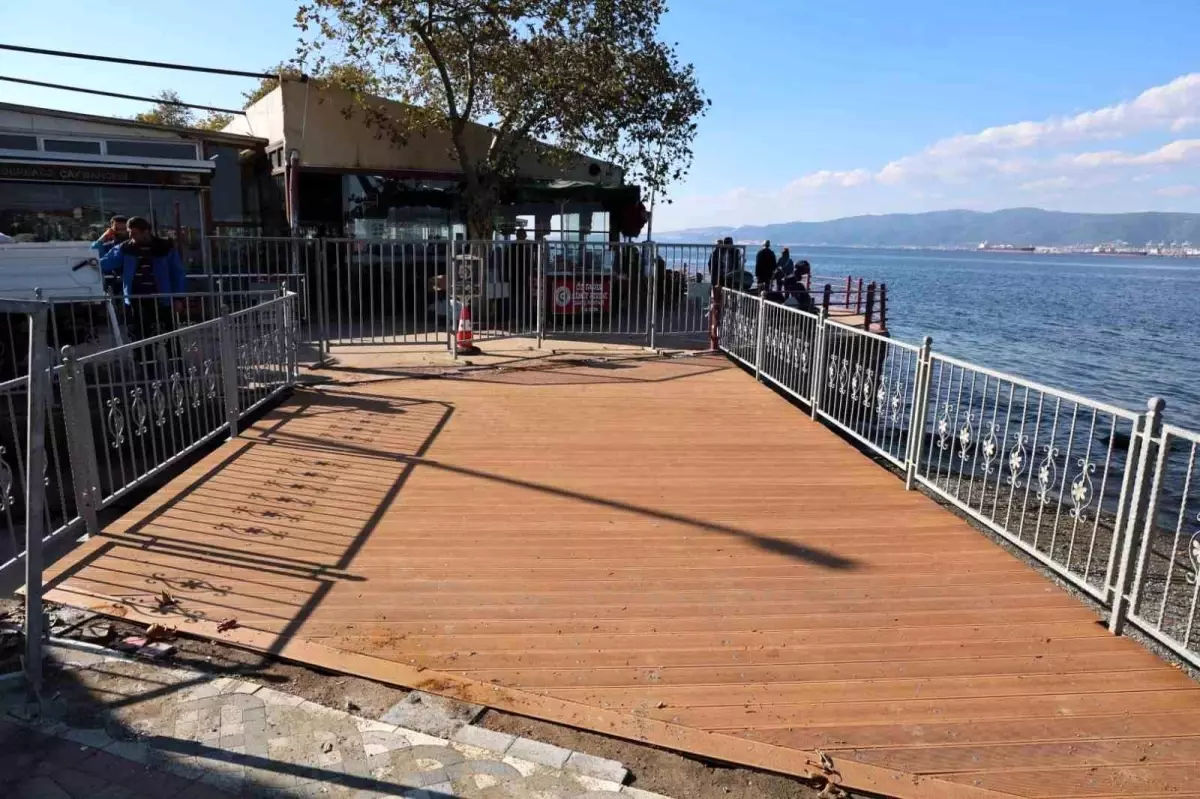 Kocaeli\'de Değirmendere Sahiline Yeni Yaya Geçiş Köprüsü İnşa Edildi