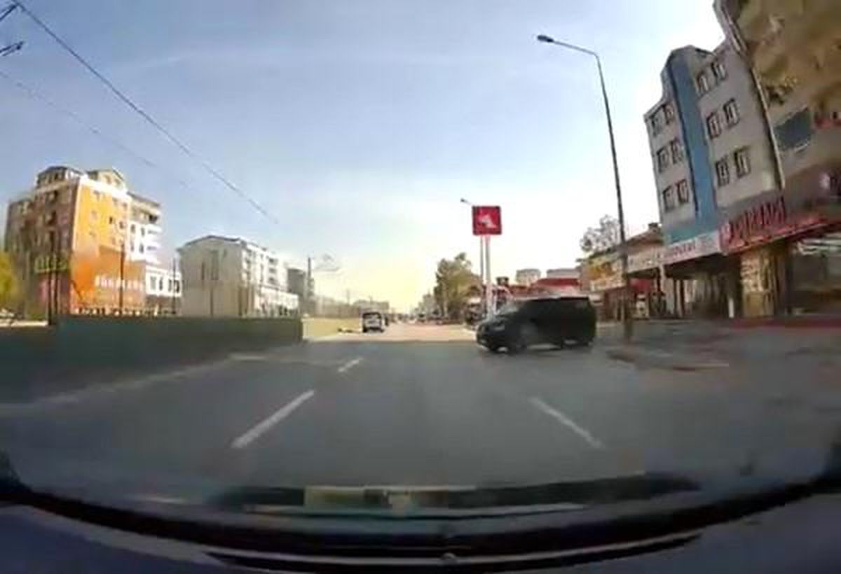 Bursa\'da Freni Boşalan Minibüs Ana Caddeye İndi