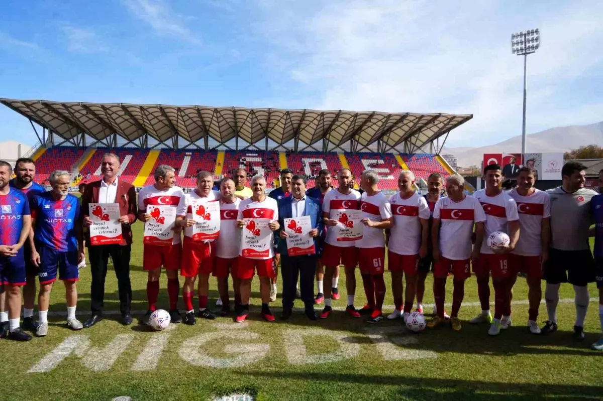 Niğde\'de Efsane Futbolcular Sahada