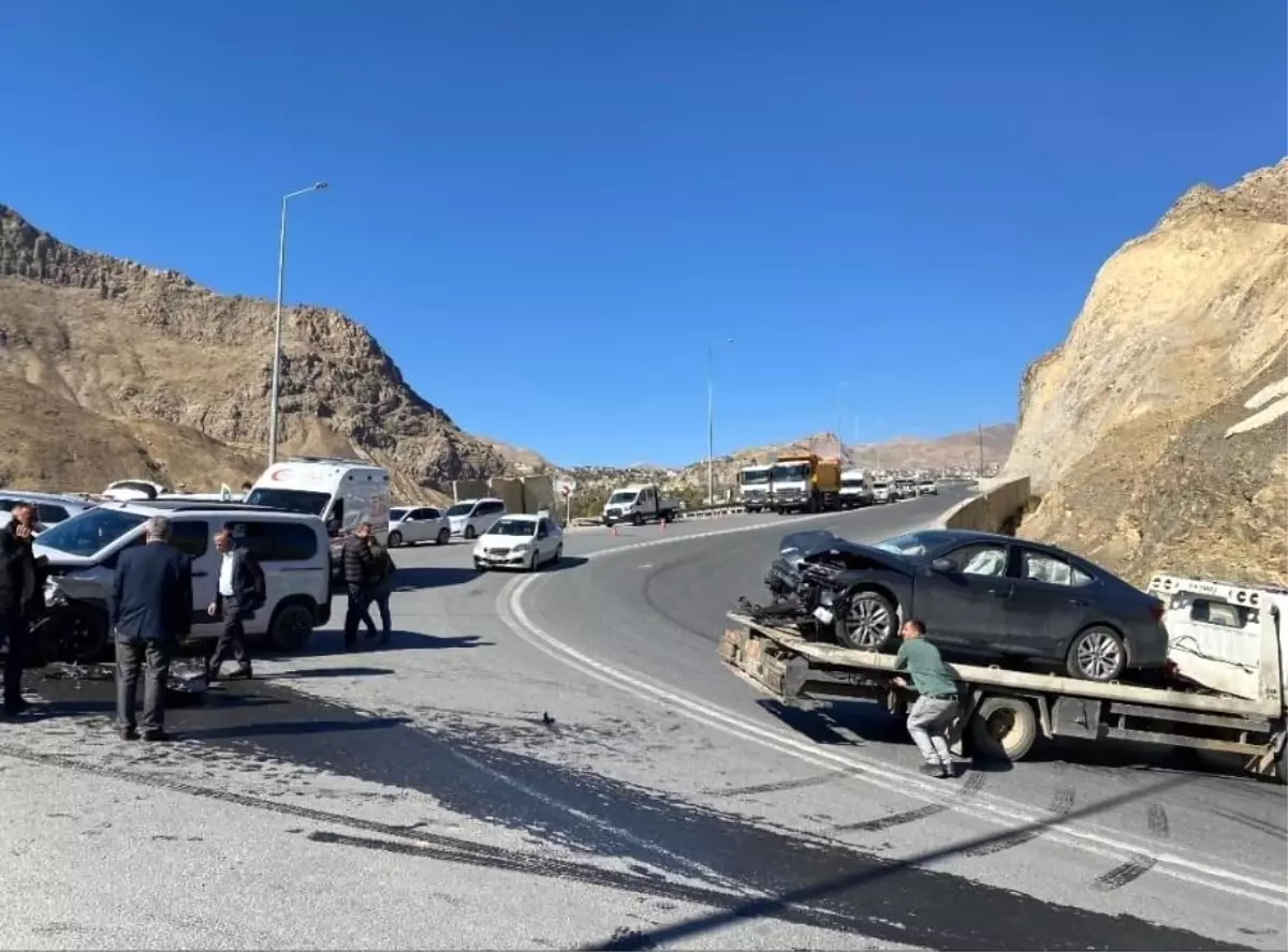 Hakkari-Van Karayolunda Kaza: 3 Yaralı