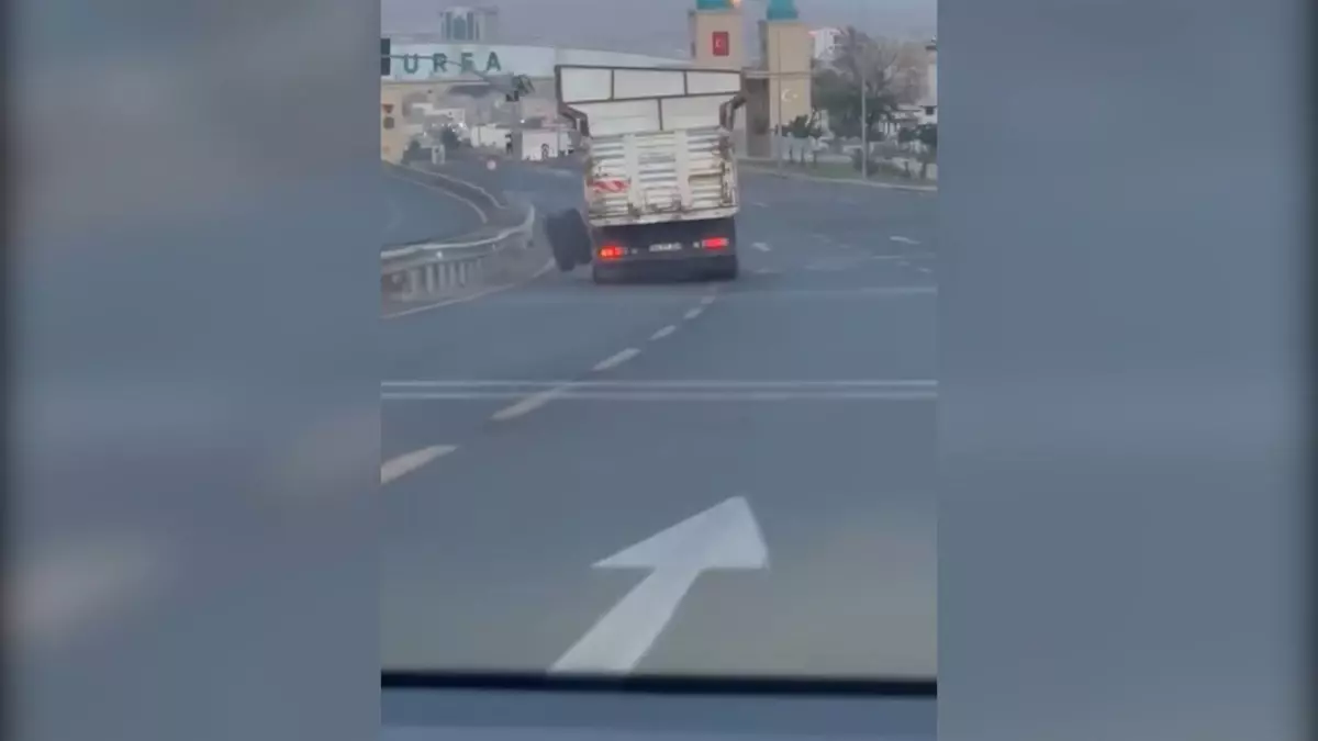 Şanlıurfa\'da Kamyonun Dingili Koptu