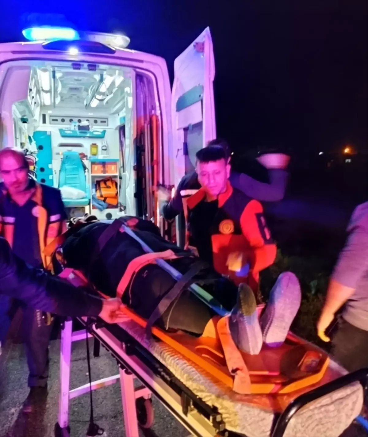 Kızıltepe\'de Otomobil Devrildi: 3 Yaralı