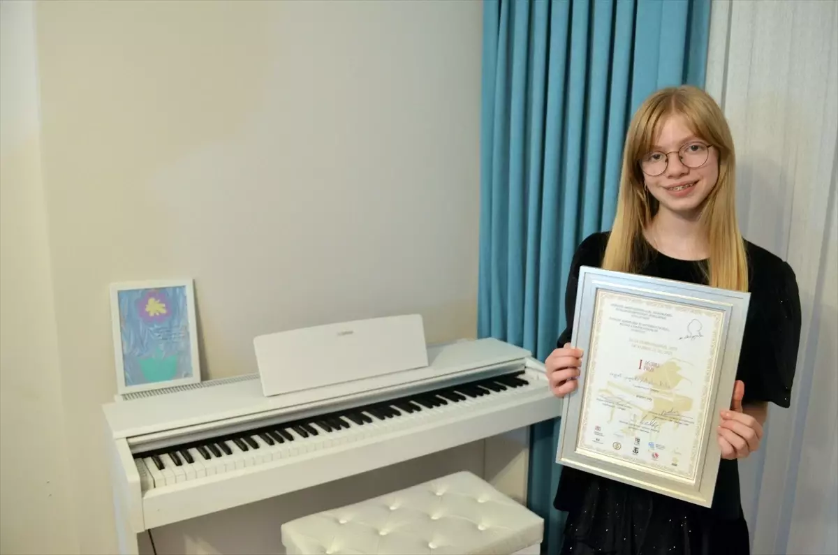 12 Yaşındaki Aylin Kılıç, Piyano Yarışmasında Birinci Oldu