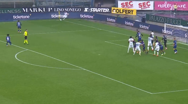 Ne yaptın sen Hakan Çalhanoğlu! Kullandığı korneri görenler inanamıyor Ne yaptın sen Hakan Çalhanoğlu! Kullandığı korneri görenler inanamıyor