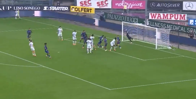 Ne yaptın sen Hakan Çalhanoğlu! Kullandığı korneri görenler inanamıyor Ne yaptın sen Hakan Çalhanoğlu! Kullandığı korneri görenler inanamıyor