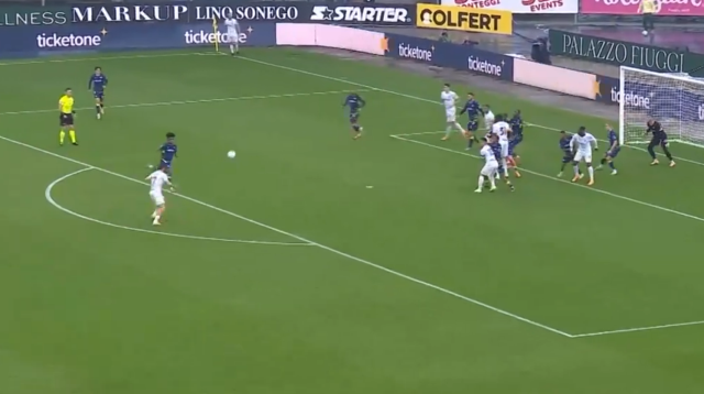 Ne yaptın sen Hakan Çalhanoğlu! Kullandığı korneri görenler inanamıyor Ne yaptın sen Hakan Çalhanoğlu! Kullandığı korneri görenler inanamıyor